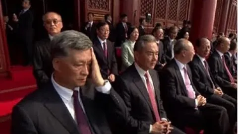 “邓弗里斯因伤缺阵拜仁两场赛事，目标四月底重返赛场”